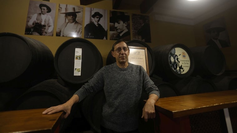 Javier Chamorro, ante las fotos de los Califas del toreo en La Bodega