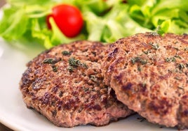 Carne de hamburguesa con ensalada de maiz, cebolla y tzatziki