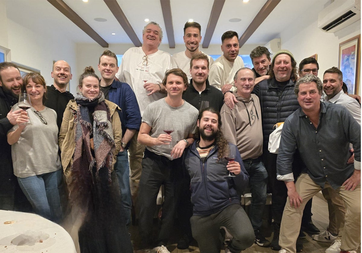 Foto de grupo durante la primera edición de 'Las Tochas Wines', un evento exclusivo celebrado en el Restaurante Hermanos Alba