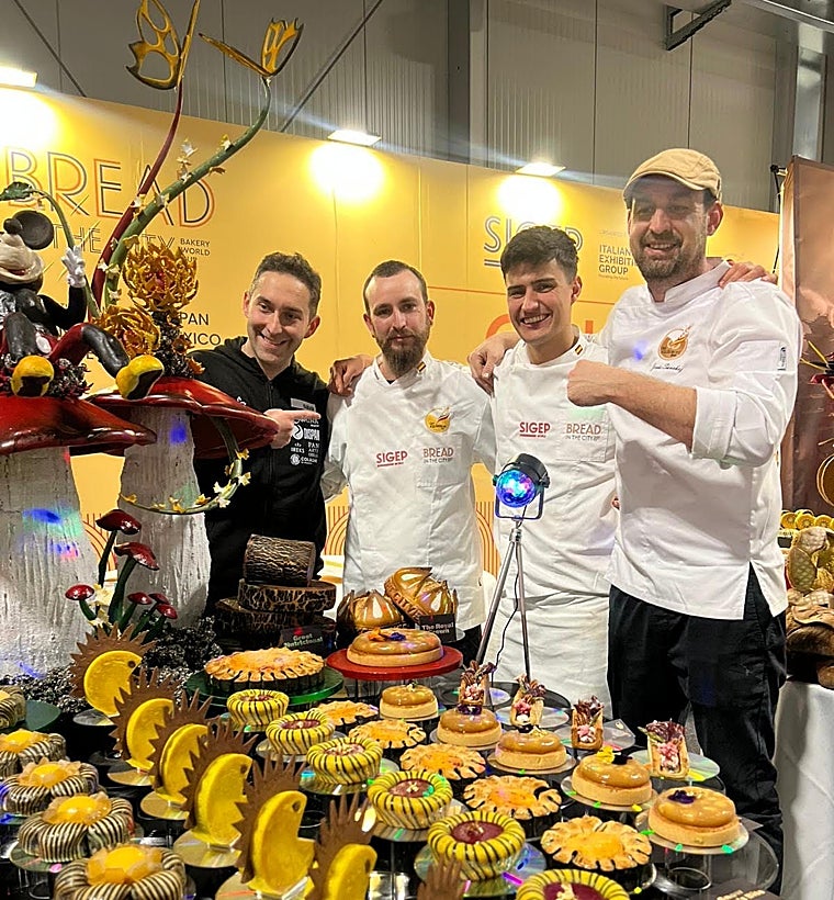 José Roldán, junto a Mickey y los dulces y salados que le valieron el segundo puesto al equipo español