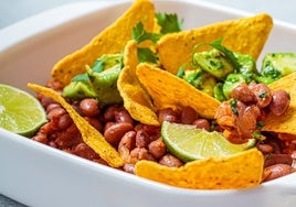 Cuenco de sopa de ajo + Nachos con frijoles