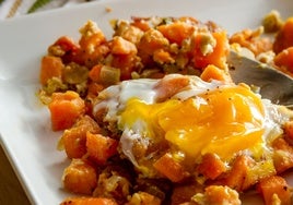 Salteado de boniato, huevos, cherrys y espinacas con pesto