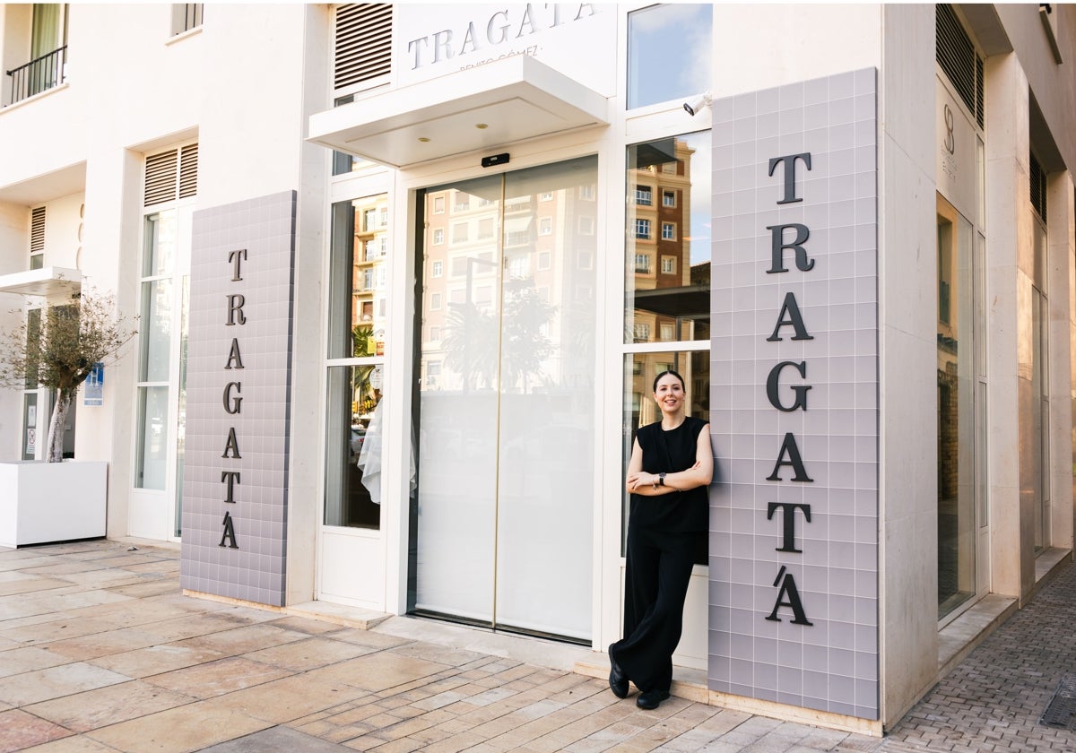 Andrea Martín posa a las puertas de Tragatá Málaga