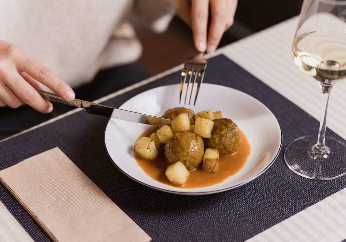 Tapa de albóndigas de Carmen y vino