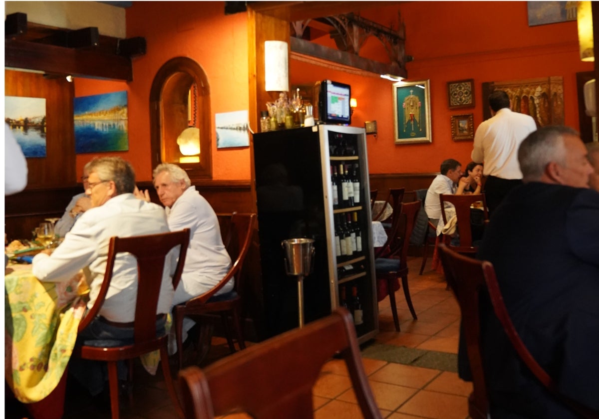 Victoria 8 es un restaurante de corte clásico, ubicado en Triana, que rinde homenaje a la cocina tradicional española