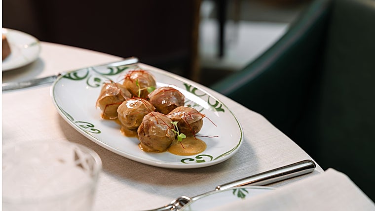 Albóndigas de ibérico en salsa de almendras y azafrán, acompañadas de papada curada
