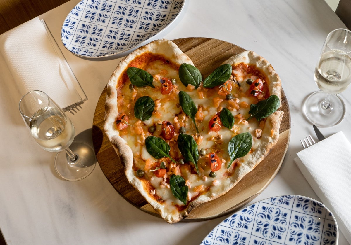 Pizza de salmón y brie en forma de corazón, del restaurante Al Lado del Hotel EME Catedral