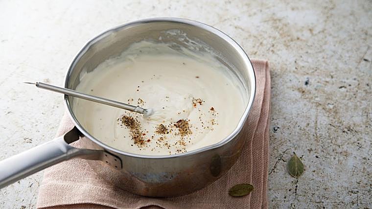 La bechamel debe cocinarse entre 10 y 15 minutos hasta que espese correctamente