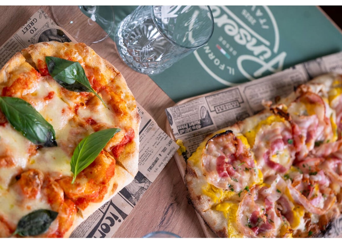 La pinsa es una receta parecida a la pizza, pero elaborada con una combinación de harinas de trigo, soja y arroz, que le aporta una mayor hidratación y hace que la masa sea más ligera y degestiva