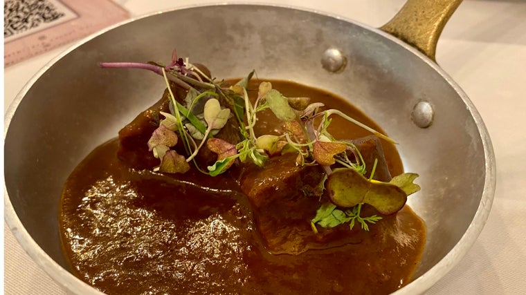 Carrillada de cerdo ibérica guisada con mole