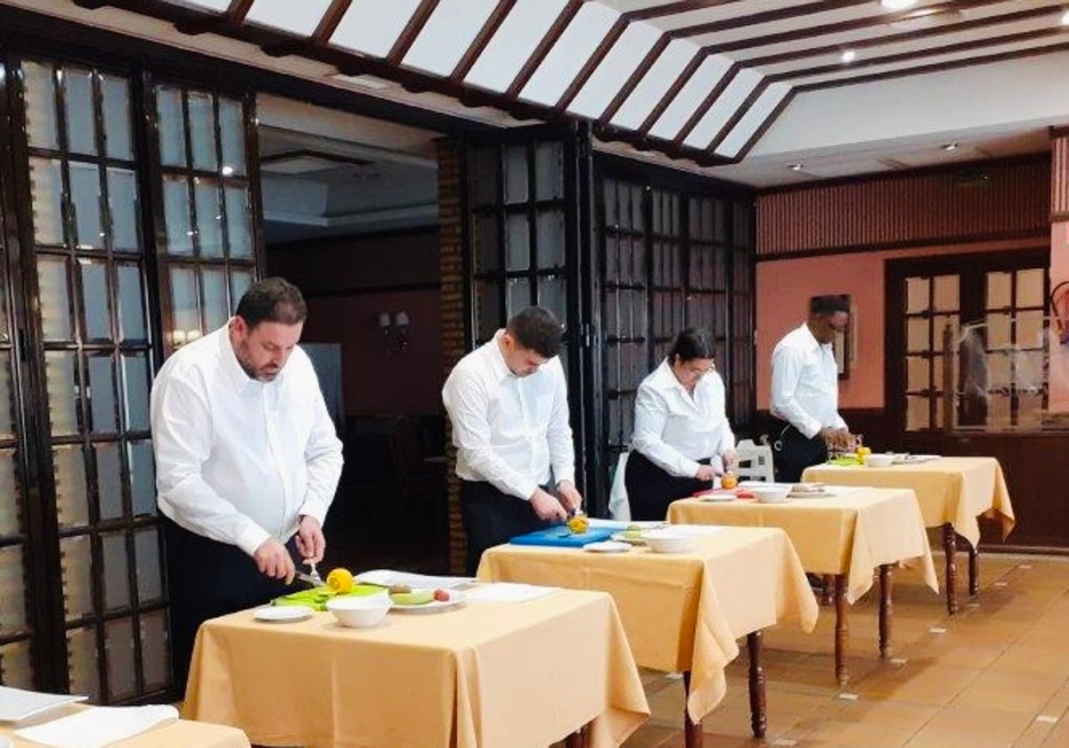 Alumnos formándose en las instalaciones de Manolo Mayo