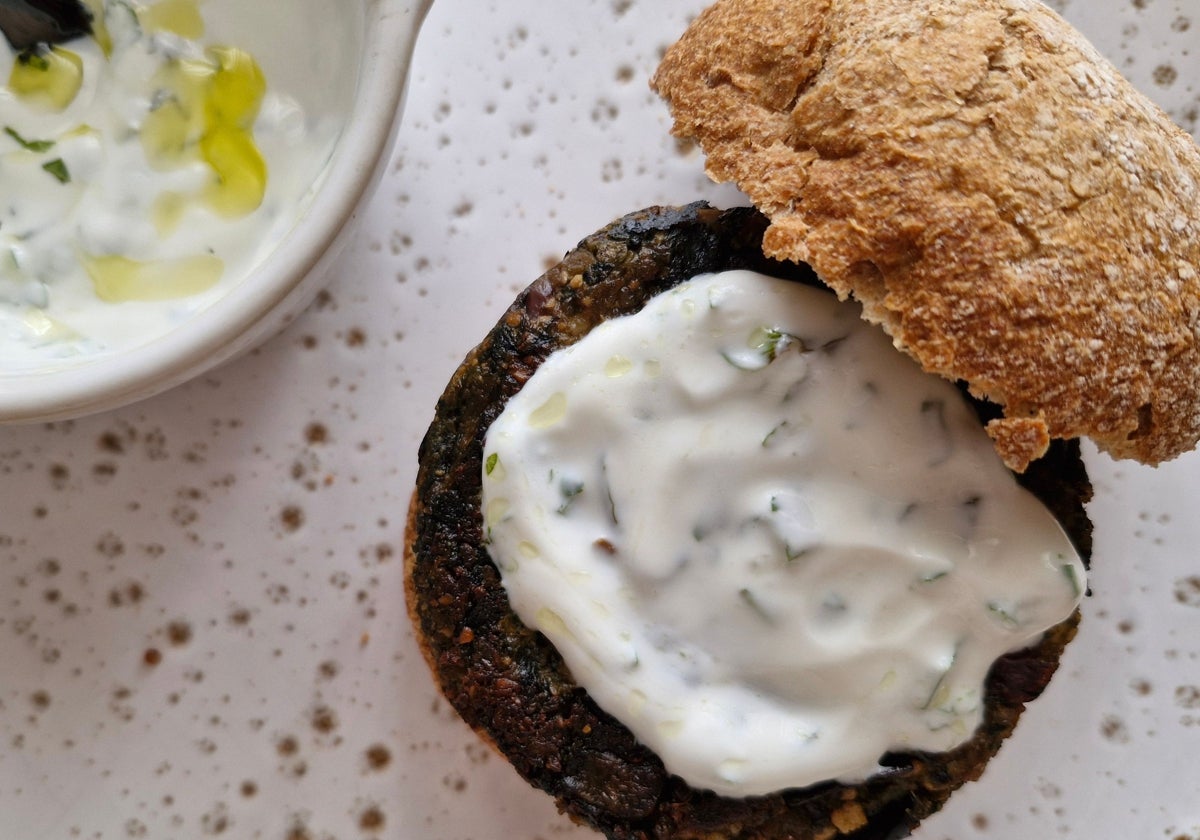 Hamburguesa de espinacas quinoa en pan de hamburguesa y salsa de yogur