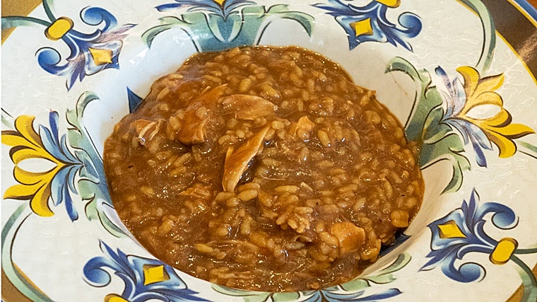 Manolo Mayo rinde homenaje a la cocina de cuchara en Doña Emilia