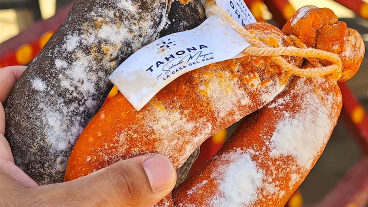 El pan de La Algaba llega a la Buhaira: así es la panadería de especialidad en 'peñaos' y prietos