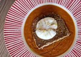 Sopa de tomate con tomillo, pan integral y huevo poché