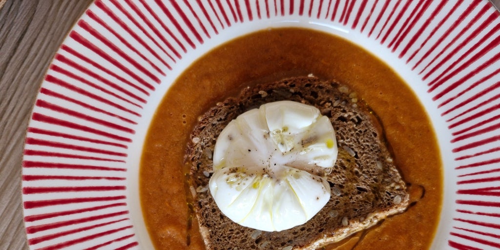 Sopa de tomate con tomillo, pan integral y huevo poché