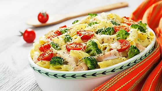 Así se prepara la pasta elicoidali con coliflor, cherry y pancetta