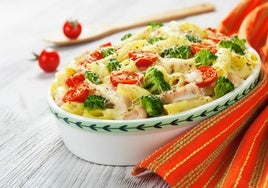 Así se prepara la pasta elicoidali con coliflor, cherry y pancetta