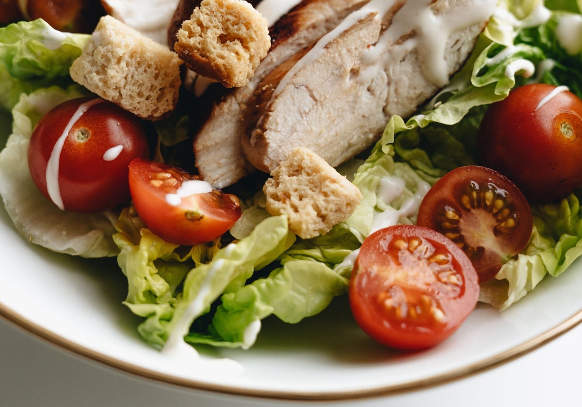 Ensalada césar: lechuga, parmesano, picatostes y salsa cesar casera + pollo desmenuzado