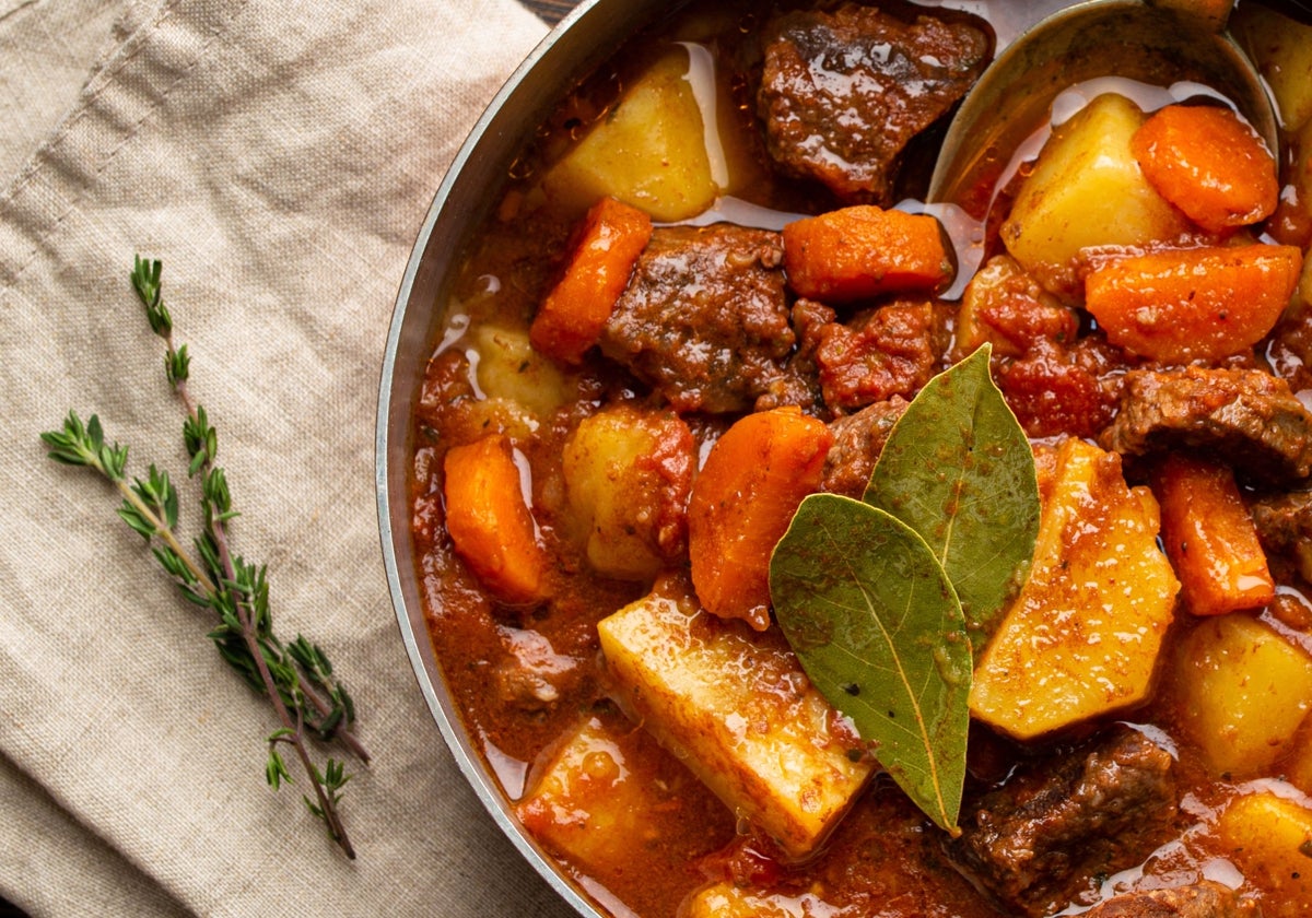 Guiso de carne con patatas y acelgas