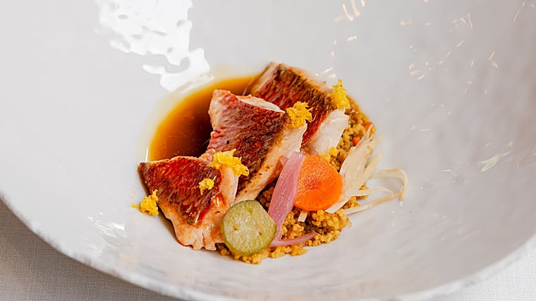 Salmonete de roca, cous cous, encurtidos y bullabesa anisada