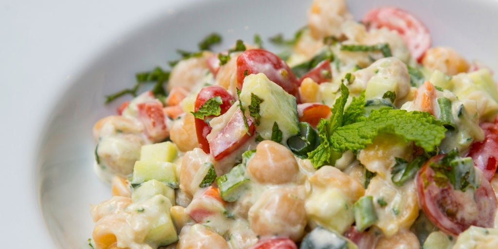 Ensalada de garbanzos crujientes con queso de cabra, fresas y pepino