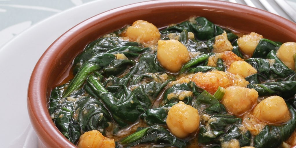 Garbanzos con langostinos y espinacas y vasito de granos de avena cocida