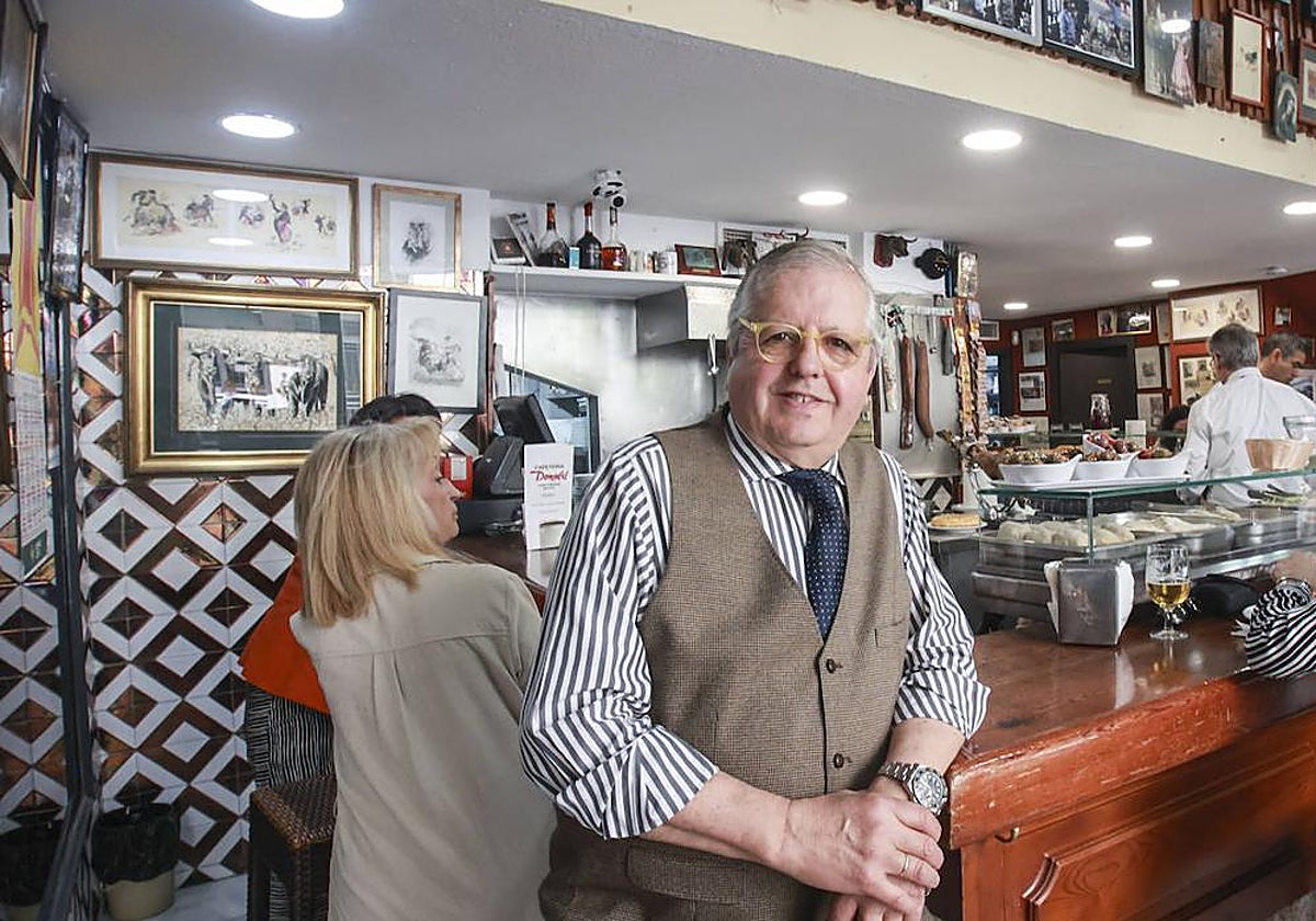 Mariano García delante de la barra del restaurante Donald en Sevilla