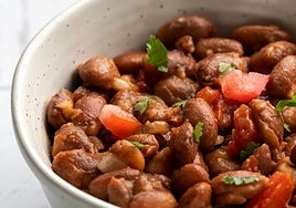 Frijoles con tomate, albahaca y burrata