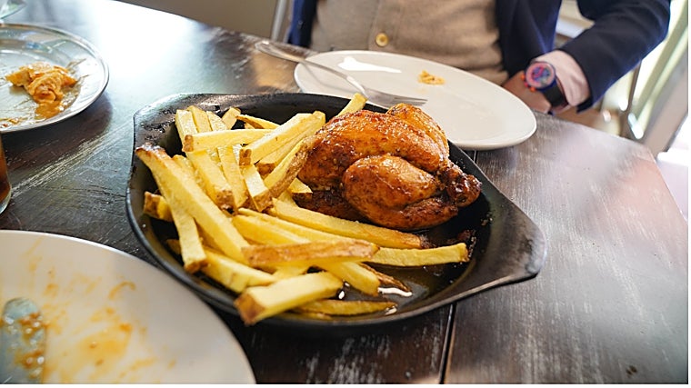 Pollo picantón con patatas de La Peña en Sevilla