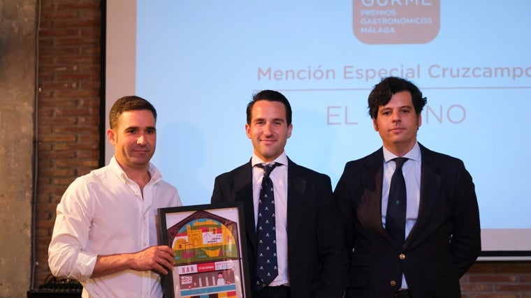 Francisco Javier Murillo, de Marisquería El Yerno, junto a Sergio Ocaña, gerente de Málaga Costa, y Pedro Hernández, de Heineken España