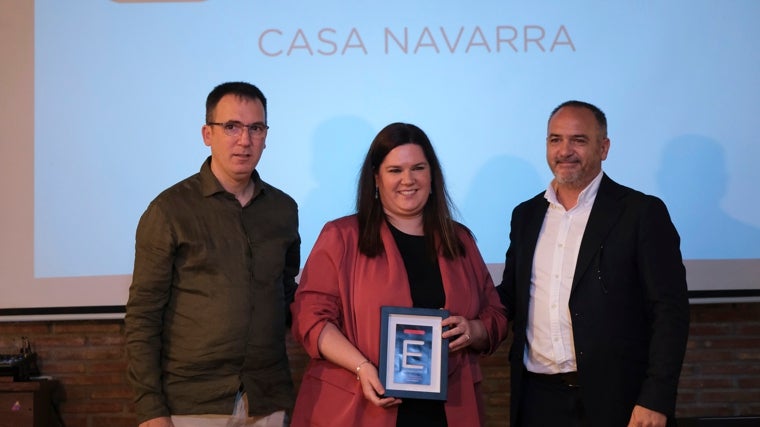 Asier Herrero, parrillero y propietario y Leire Herrero, cocinera y propietaria, junto a Adrián Molina, de la Delegación Comercial de Málaga deCocaCola