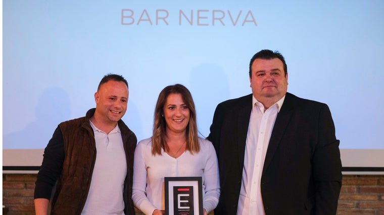 María del Mar Soriano y David Párraga, propietarios de Bar Nerva, junto a Carlos Mateos, editor de GURMÉ Málaga