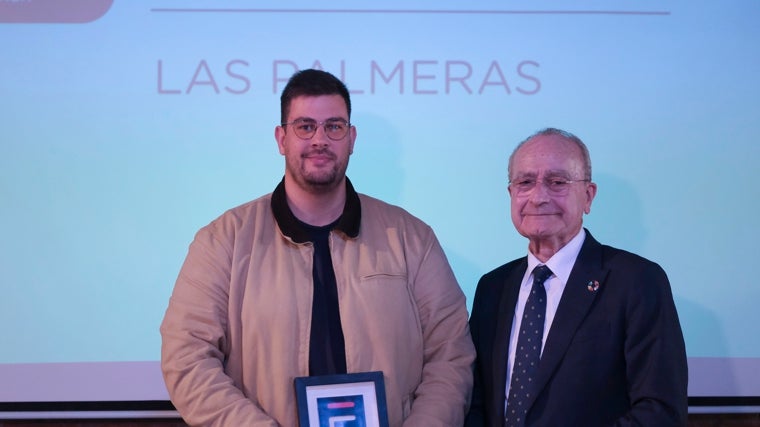 Enrique Murillo, de Las Palmeras, junto a Francisco de la Torres, alcalde de Málaga