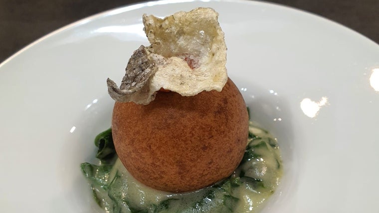 Buñuelo de bacalao con espinacas