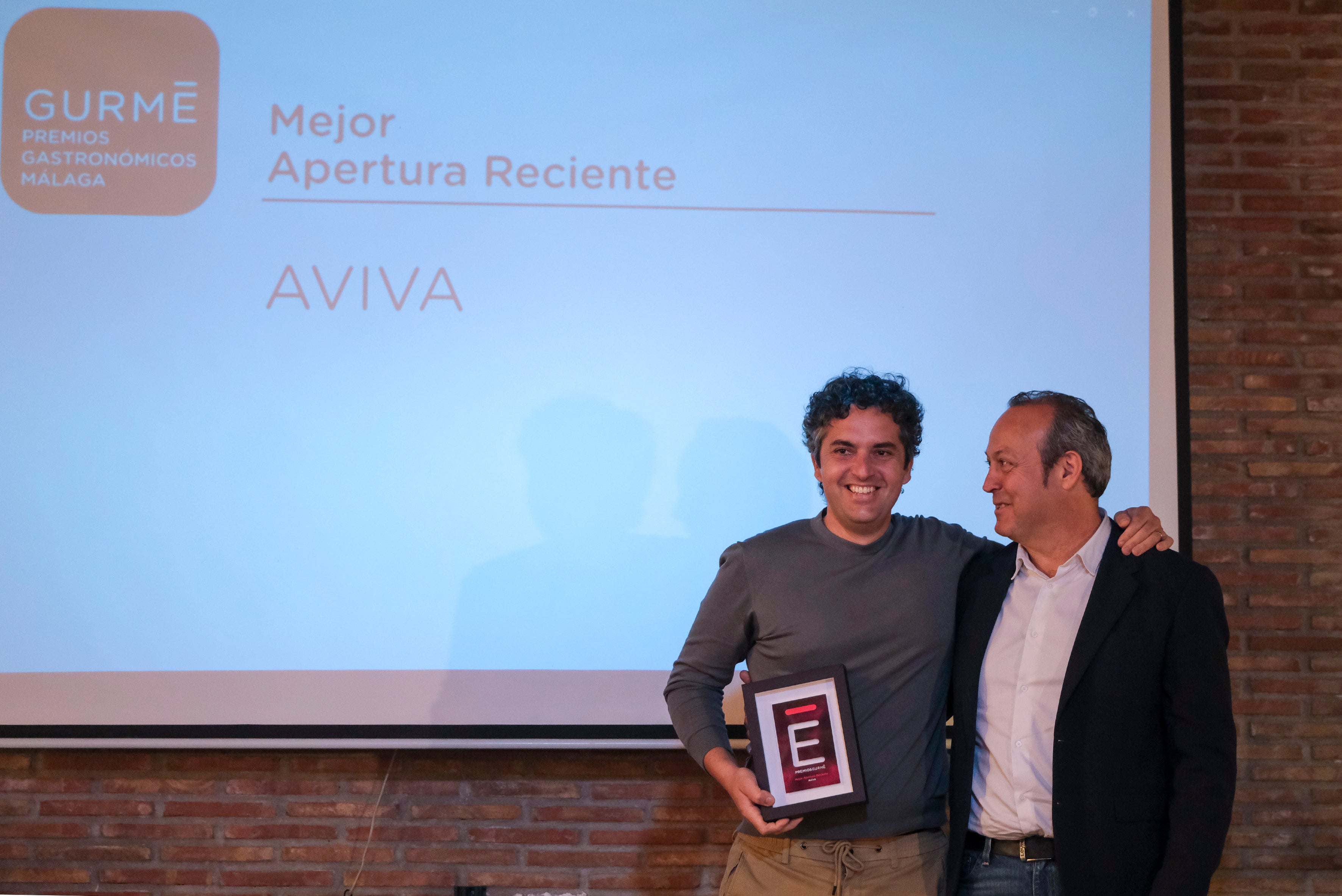 Juan José Carmona, de Aviva, junto a Francisco Javier García, director agrícola de Frutas y Verduras Eladio