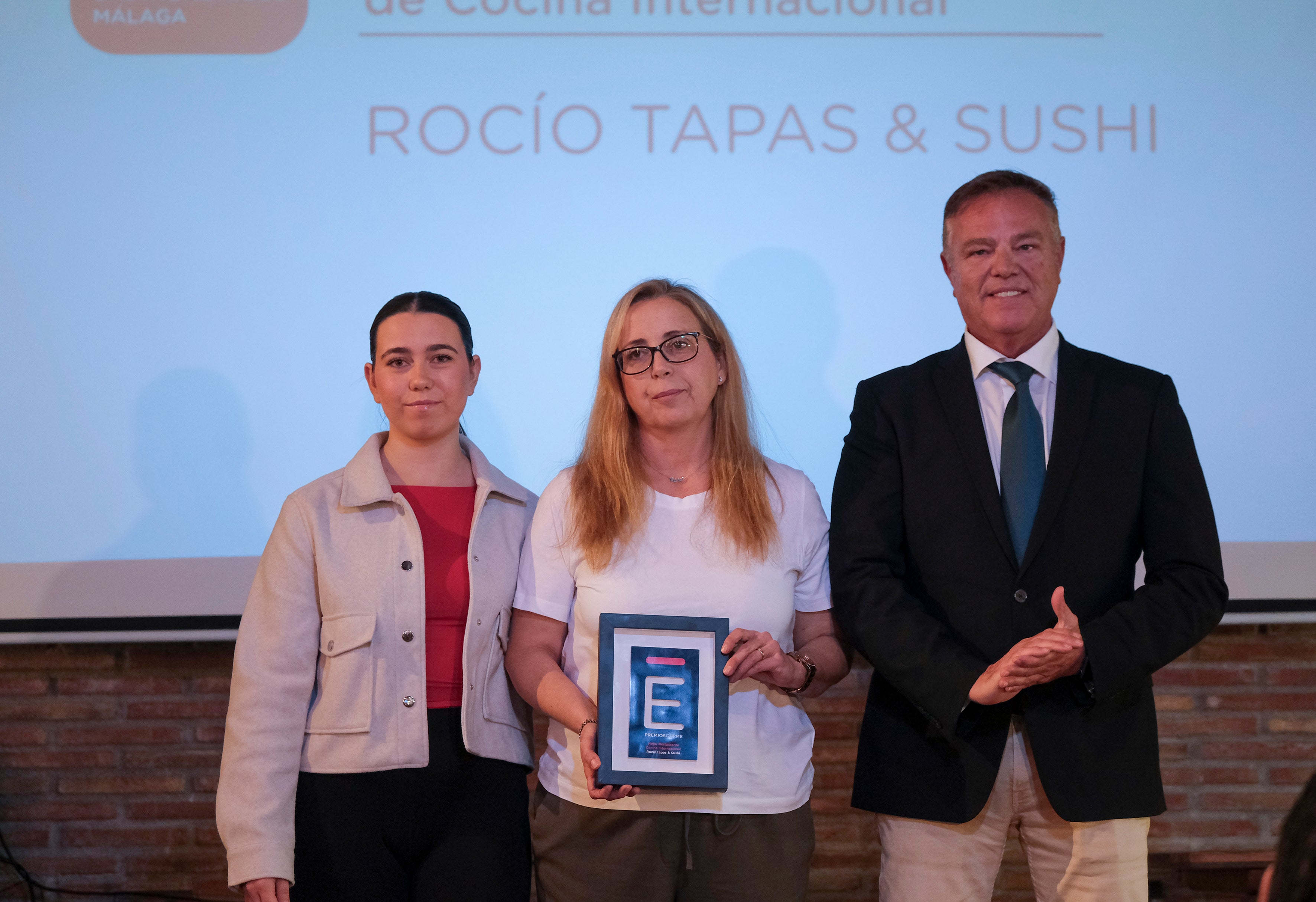 María José Mezcua, propietaria y su hija Rocío García, junto a Diego Benítez, gerente de Café Santa  Cristina