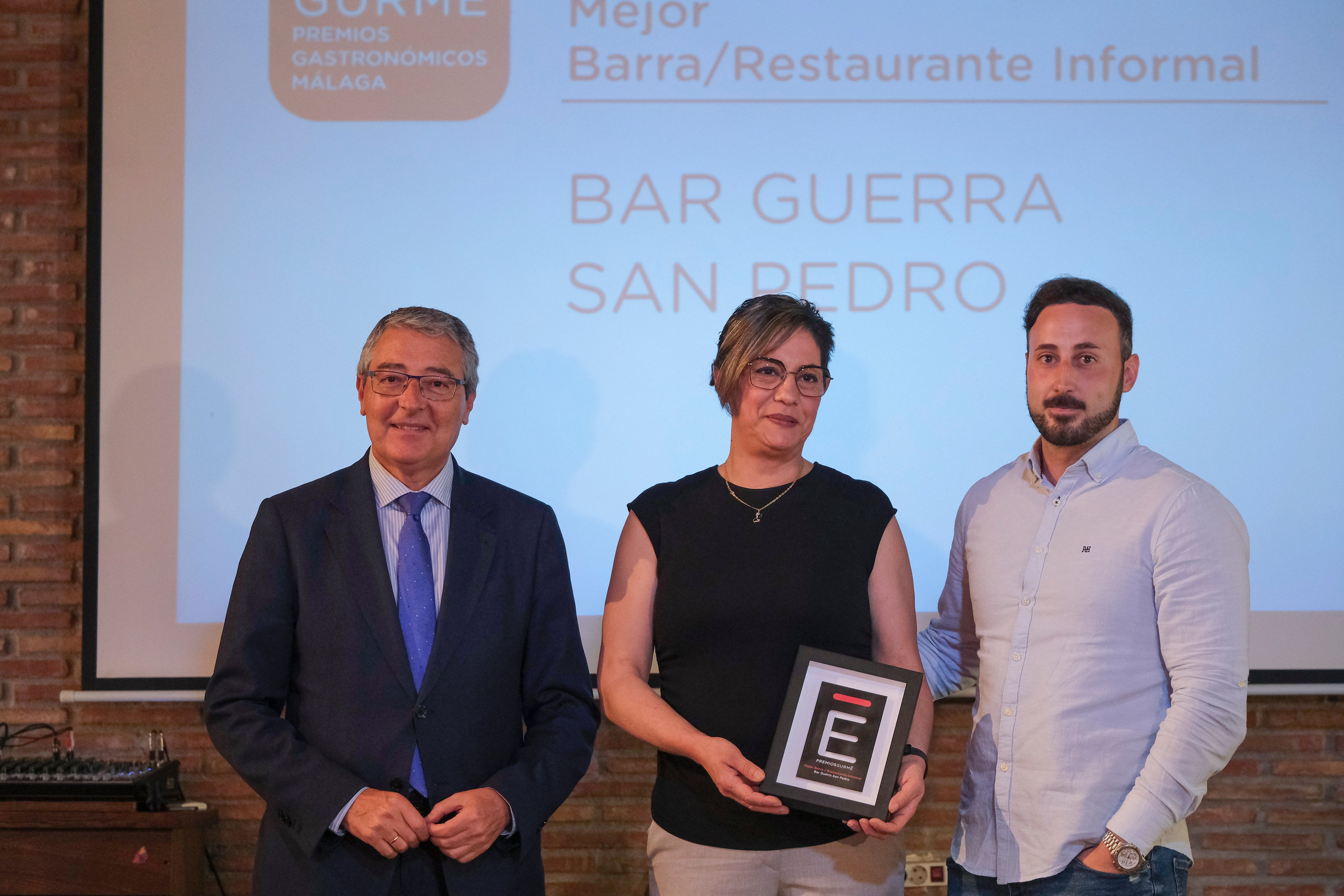 María del Mar Soriano y David Párraga, propietarios, junto a José Francisco Salado, presidente de la Diputación de Málaga