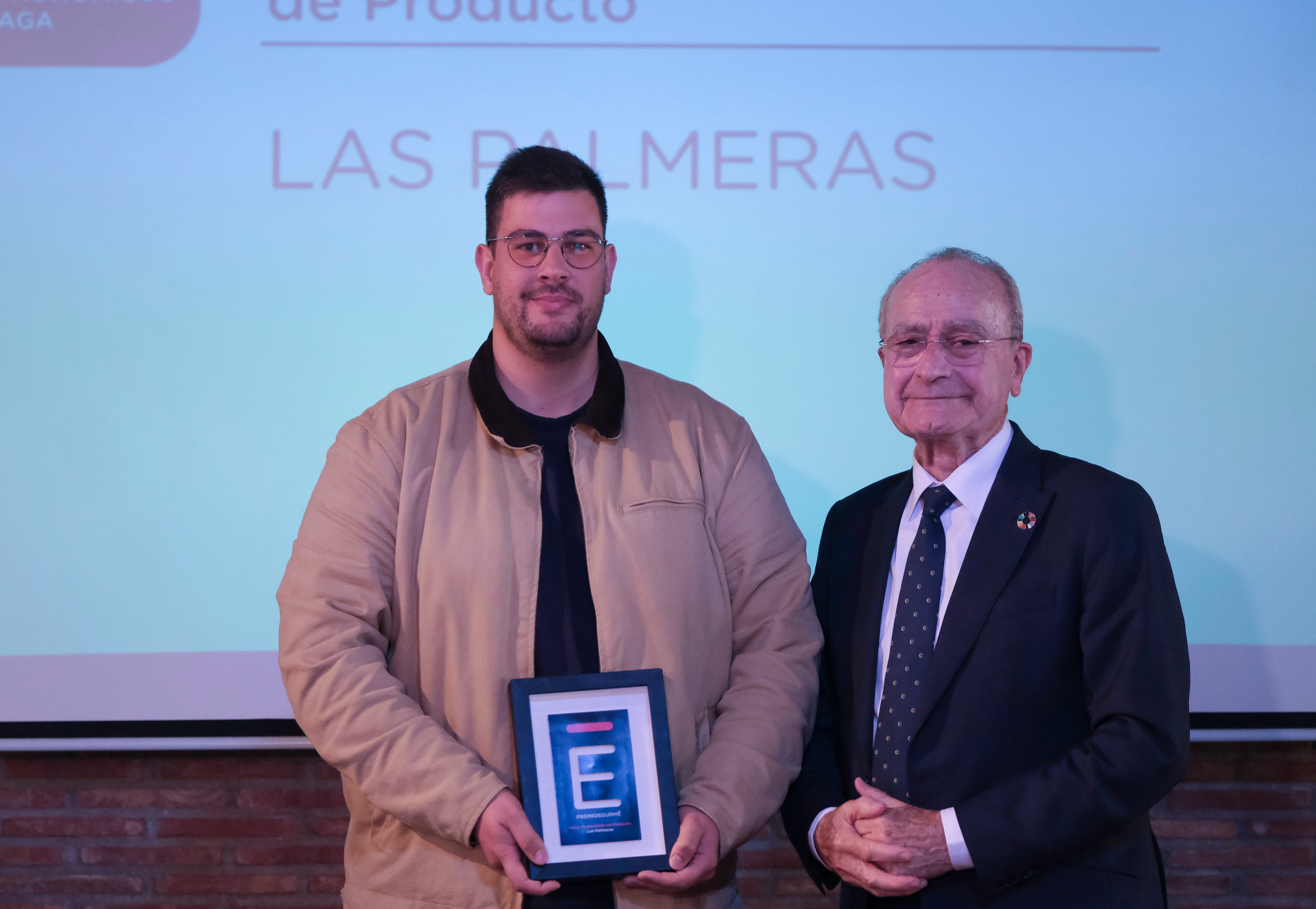 Enrique Murillo, de Las Palmeras, junto a Francisco de la Torres, alcalde de Málaga