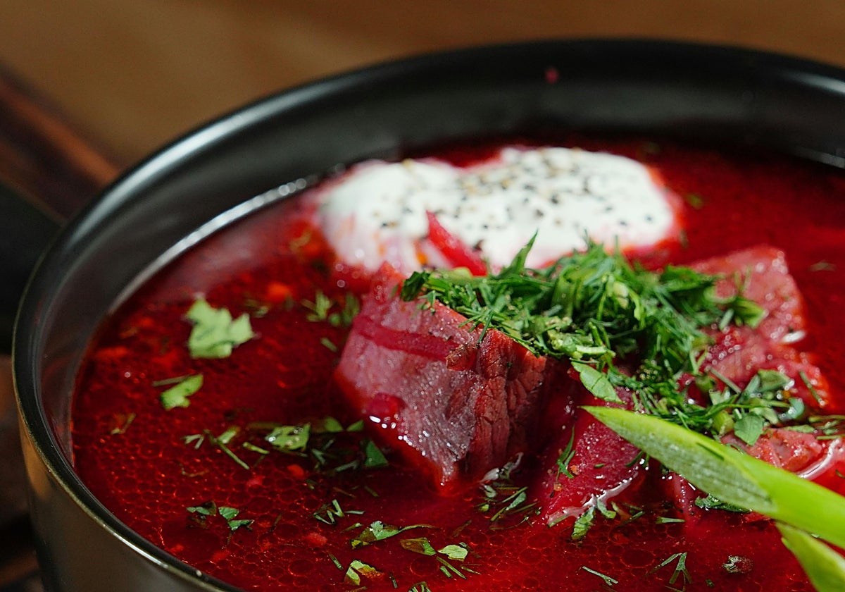 Merluza con remolacha y brotes de soja