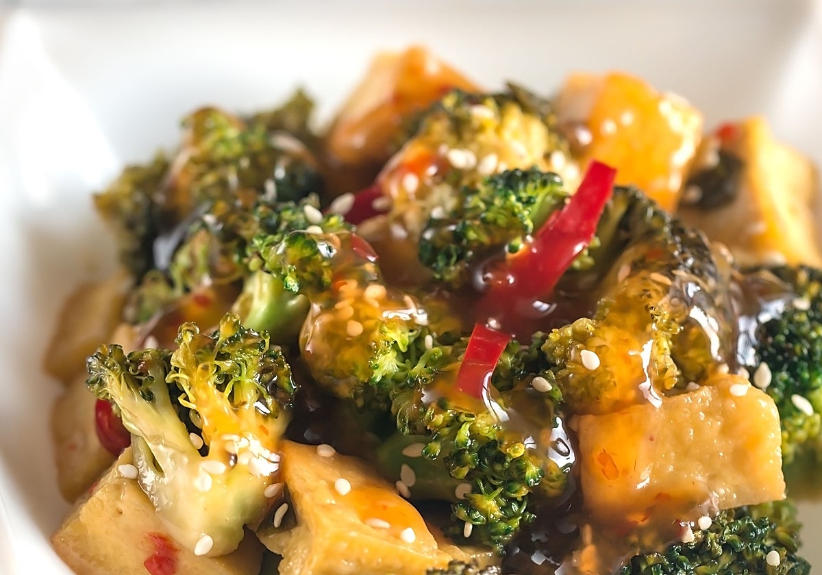 Tofu salteado con mantequilla de cacahuete y brócoli