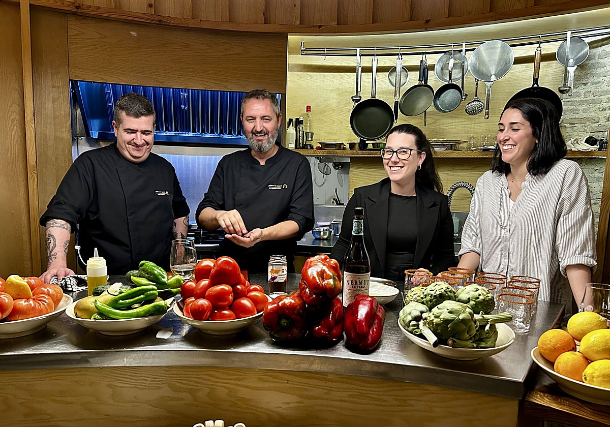Ignacio Rodríguez Llinares (segundo por la izda.) junto a su equipo