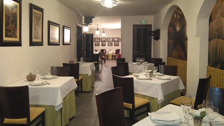 Salón interior de la taberna