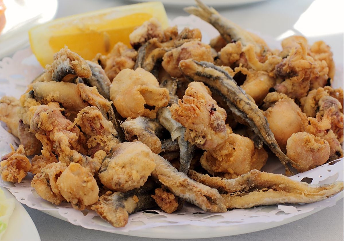 En esta guía encontrarás diez restaurantes donde comer el mejor pescaíto frito de Málaga