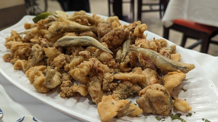 Pescaíto frito variado de Marisquería La Cantina en Málaga