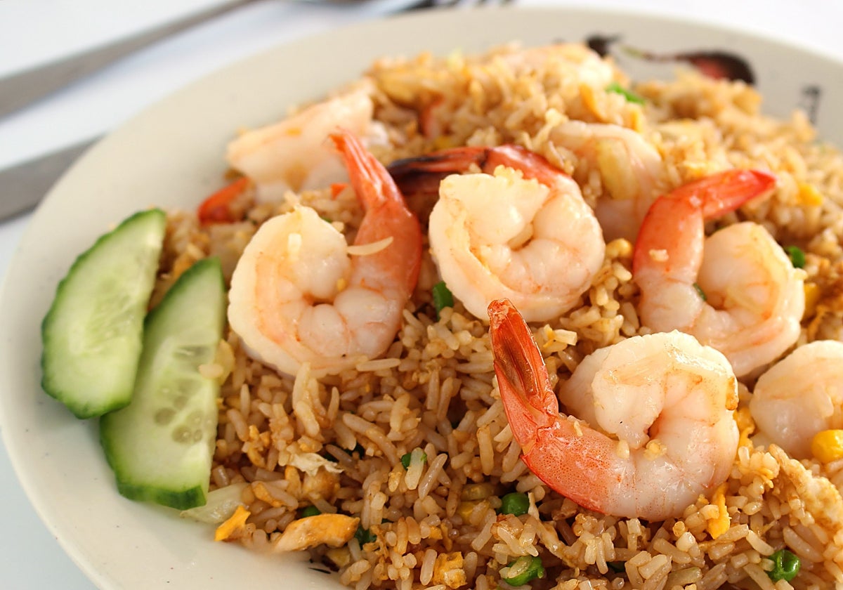 Aliño de langostinos con verduras (tomate, pepino, cebolla...) y arroz basmati brillante
