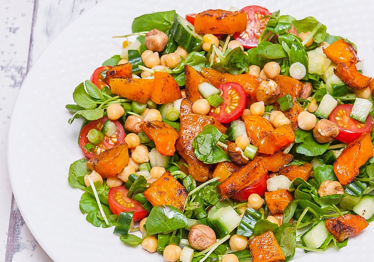 Ensalada templada de zanahoria con rúcula, garbanzos y yogur