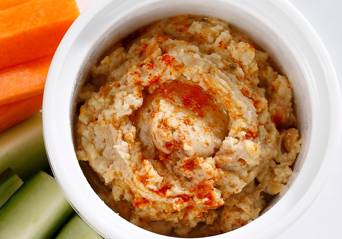 Hummus de alubias con cebolla caramelizada y cherrys confitados