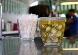 Vaso de caracoles chicos en el puesto La Magdalena de Córdoba