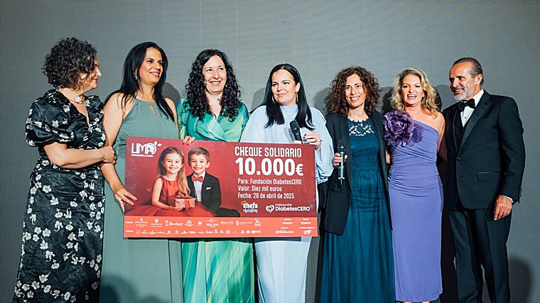 (Izqda-dcha) Ángel Pardo, Pilar Candil (Directora del evento), junto a miembros de la asociación Diabetes Cero